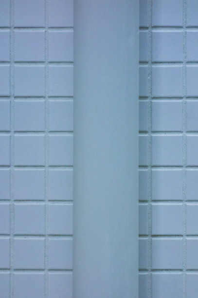 墙上有蓝色的管子图片下载