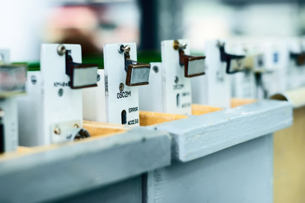 现成的电路板放在木箱里图片下载