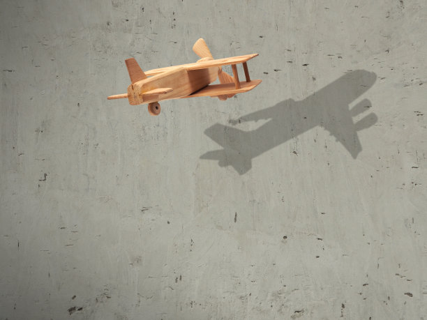 飞行木飞机与阴影飞机图片下载