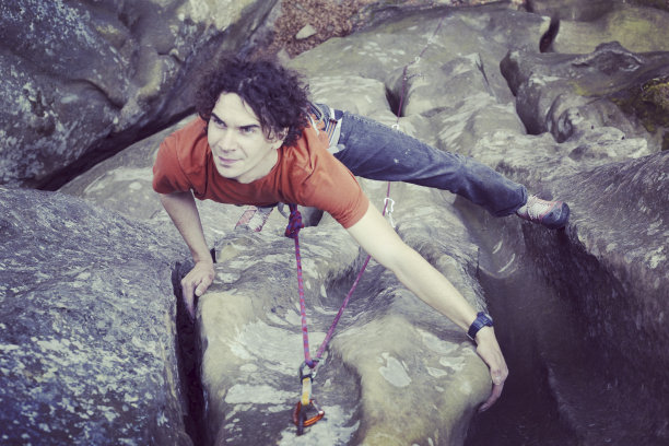 攀岩在土耳其。登山者沿着路线攀登。从上面的照片。图片下载