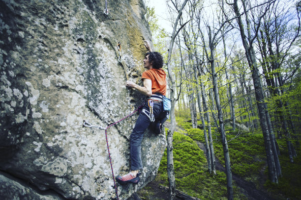 攀岩在土耳其。登山者沿着路线攀登。从上面的照片。图片下载