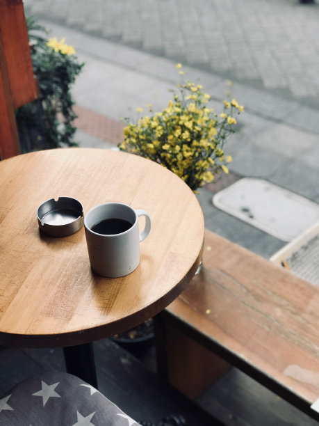 新鲜过滤咖啡与鲜花在咖啡馆附近的街道图片下载