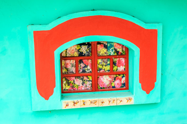 绿松石和红色窗框与花卉窗格图片下载