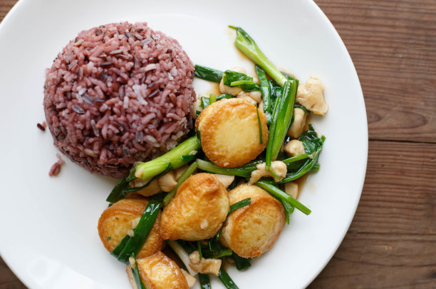 米饭和炸豆腐。图片下载