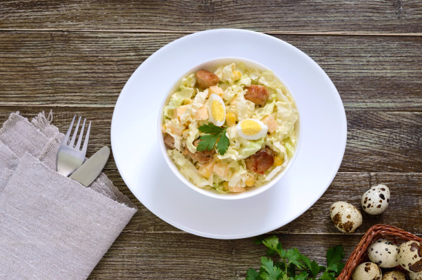 清淡的春季饮食沙拉，由白菜，鸡肉，奶酪，鹌鹑蛋。适当的营养。前视图。素材图片