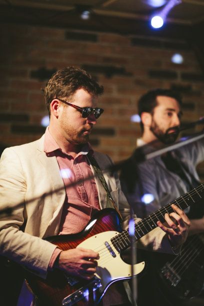 男吉他手弹吉他素材图片