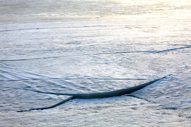 春天河上的碎冰。图片下载