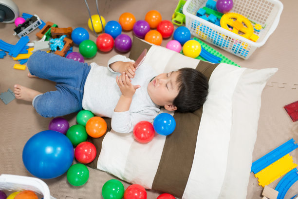 在凌乱的房间里睡觉的蹒跚学步的孩子图片下载