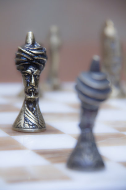 棋子在国际象棋游戏棋盘上。金、马。战略的概念图片下载