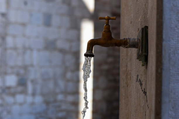 自来水龙头与水滴从街道的水龙头图片下载