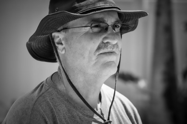 戴着帽子和眼镜的男性图片下载