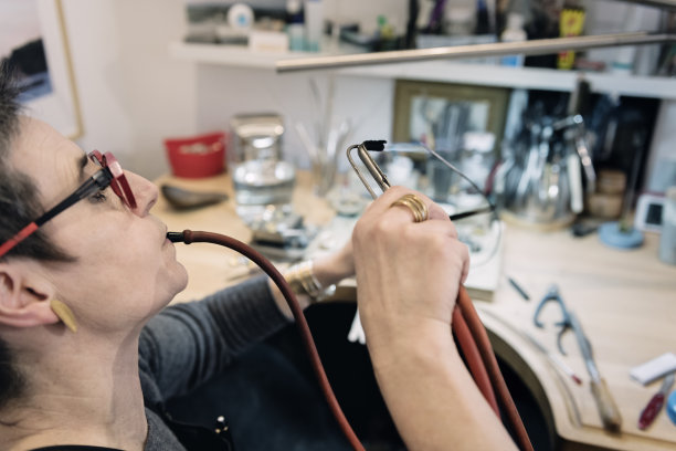 职业金匠在工作。图片下载