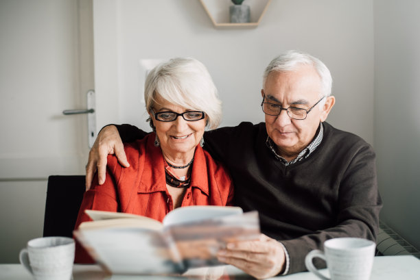 老夫妇一起读书图片下载