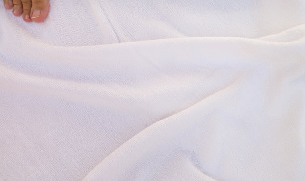 女脚趾上的白色毛巾布图片下载