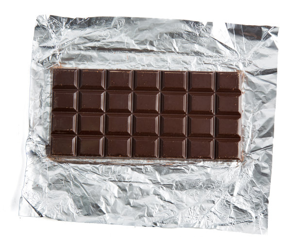 铝箔黑巧克力棒图片下载