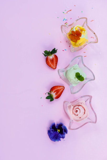 冰淇淋和奶油饮料，冰沙和可食用的花图片下载