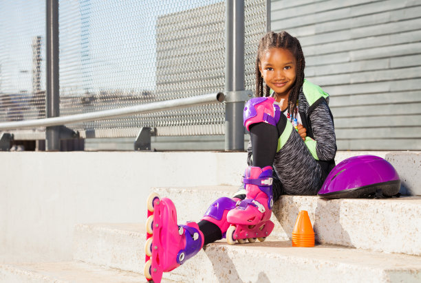 穿着旱冰鞋坐在楼梯上的女孩图片下载