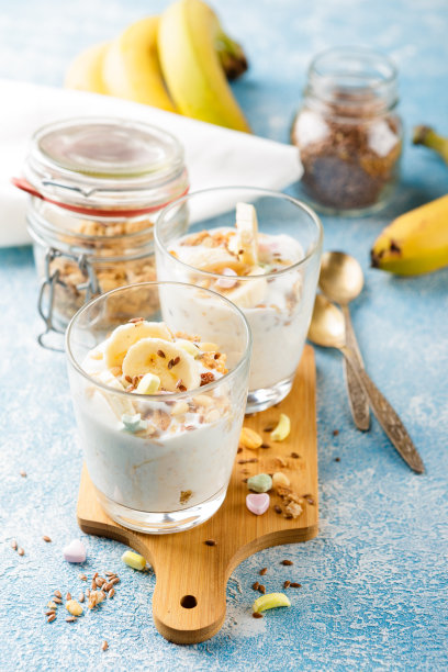 早餐有酸奶、香蕉和格兰诺拉麦片图片下载