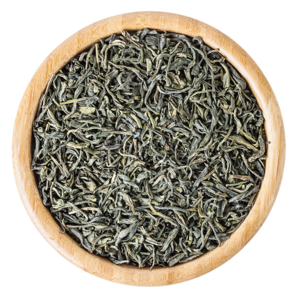 木碗里的绿茶孤立在白色的背景上，有修剪的路径图片下载