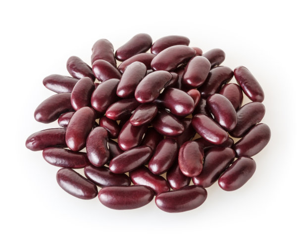 在白色背景下分离的一堆干红芸豆图片下载