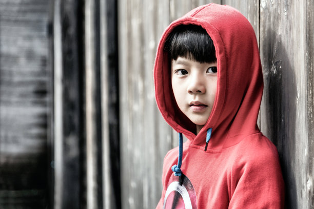 亚洲小男孩看着相机图片下载