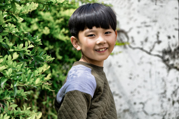 亚洲小男孩看着相机图片下载