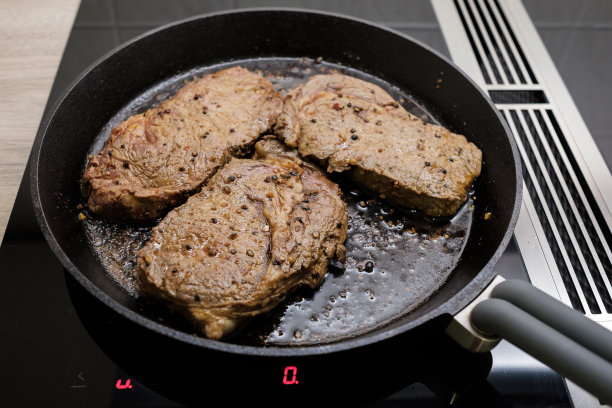 在铸铁煎锅里腌制的牛肉图片下载