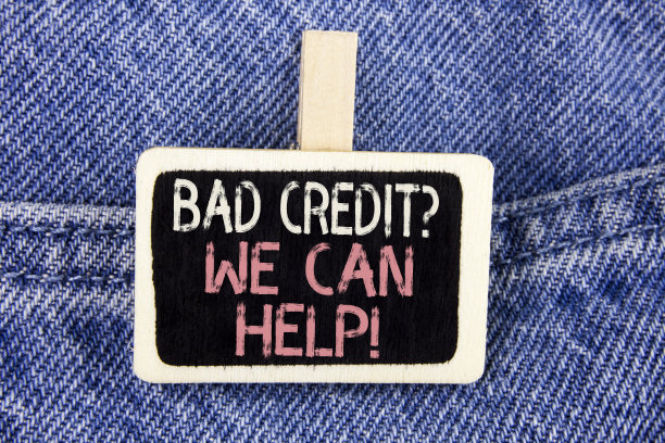 概念性手写显示坏信用问题我们可以帮助动机召唤。商业图片文字实现良好的债务健康写在牛仔裤的木片背景上图片下载