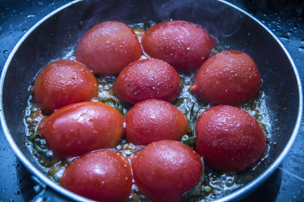 用平底锅盛樱桃番茄和蔬菜图片下载