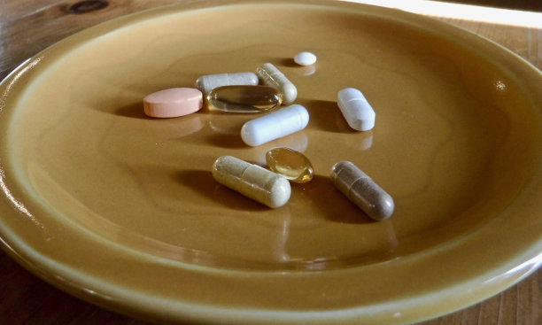 药片和胶囊放在盘子里图片下载