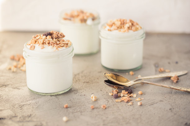 酸奶配燕麦、葡萄干、泡米、巧克力和香蕉干制成的格兰诺拉麦片。为家人准备健康早餐。素材图片