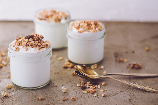 酸奶配燕麦、葡萄干、泡米、巧克力和香蕉干制成的格兰诺拉麦片。为家人准备健康早餐。素材图片