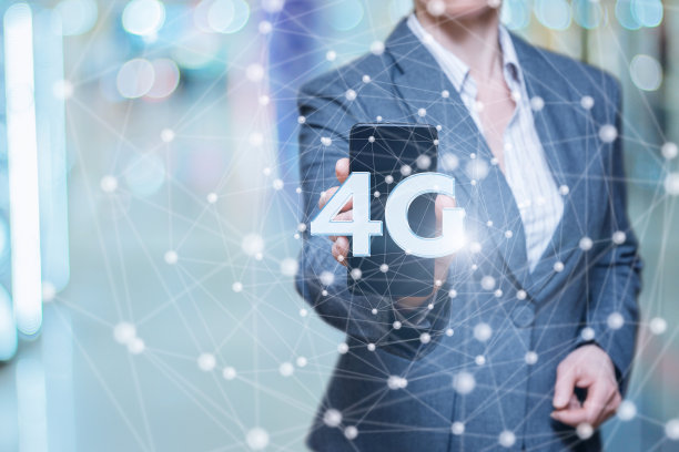 女商人的手机显示4g。图片下载