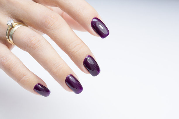 漂亮的美甲在女人的手上。自然的指甲与时尚的指甲艺术。素材图片