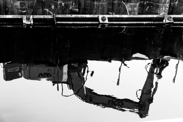 水中倒映的挖掘机图片下载