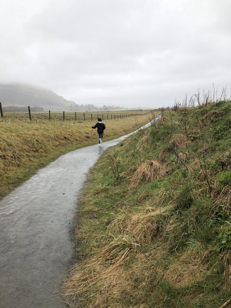 在雨天跑步可能很有趣图片下载