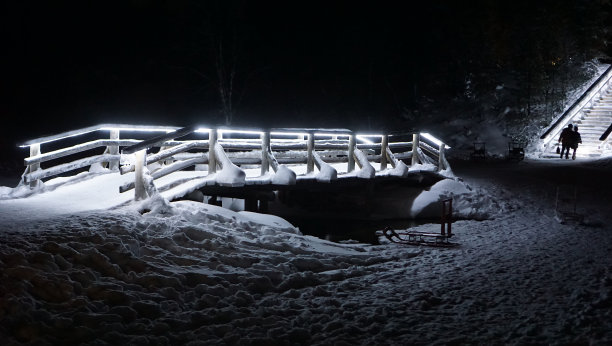 桥上和桥下都结了冰图片下载