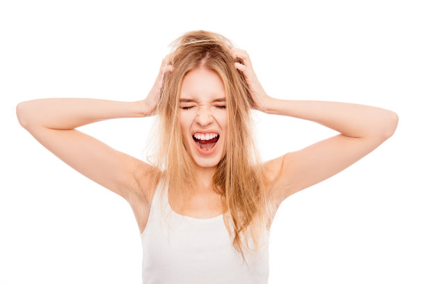 沮丧的年轻漂亮金发，头发受损尖叫图片下载