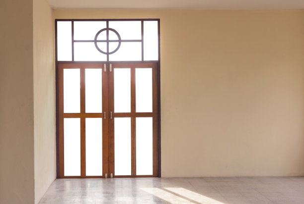 门和墙，与小道隔绝素材图片