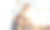幸福家庭在厨房。父亲和女儿揉面团和烤饼干图片下载