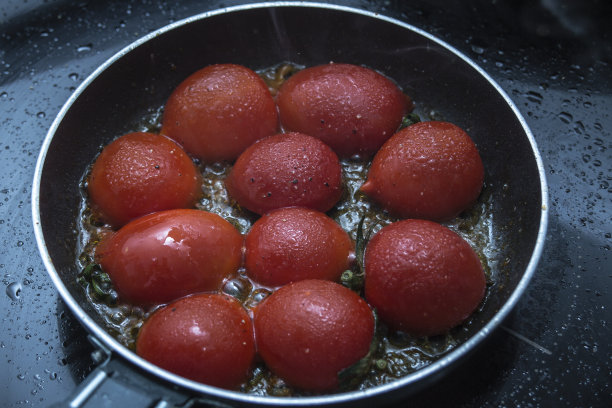 用平底锅盛樱桃番茄和蔬菜图片下载