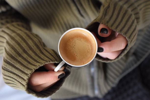 拿着咖啡杯图片下载