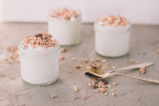 酸奶配燕麦、葡萄干、泡米、巧克力和香蕉干制成的格兰诺拉麦片。为家人准备健康早餐。素材图片