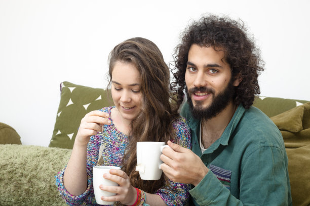 一对年轻夫妇在客厅里图片下载