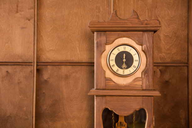 一个老式户外时钟的特写图片下载