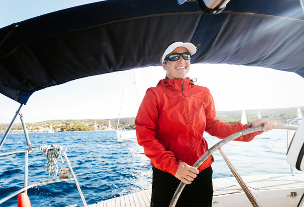 迷人的女强人与她的船航行图片下载