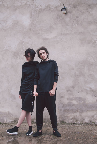 在城市休息的幸福情侣照片图片下载