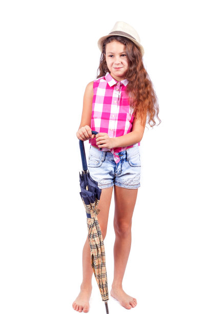 一个漂亮的女孩，穿着衬衫和短裤，戴着一顶带伞的帽子图片下载