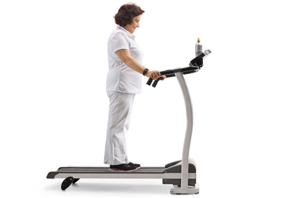 站在跑步机上的老妇人图片下载