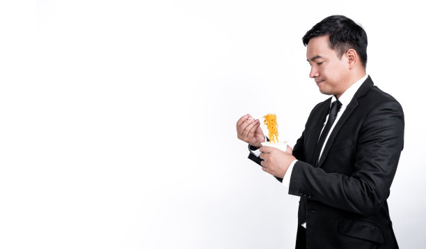 商务人员在会议桌上吃面条团队在办公室工作，白皮书是文件计划总结报告，拷贝空间背景是白色孤立的。图片下载